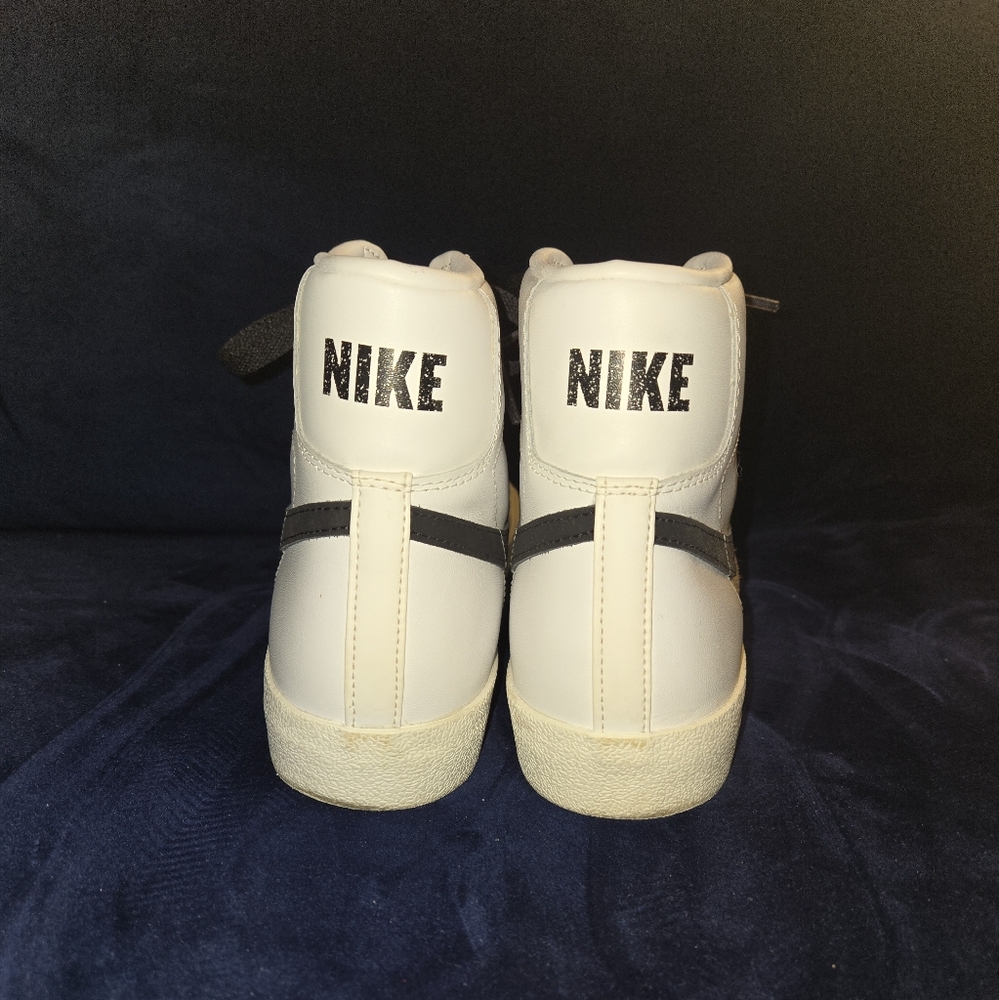 NIKE - Picture 2 of 6